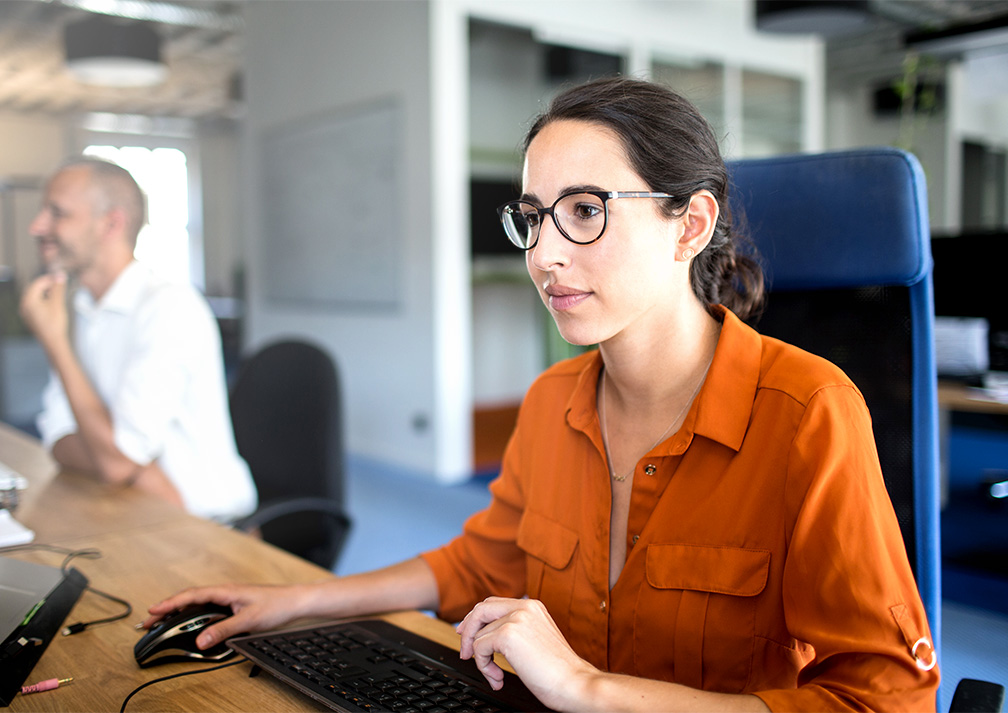 Frau arbeitet am PC